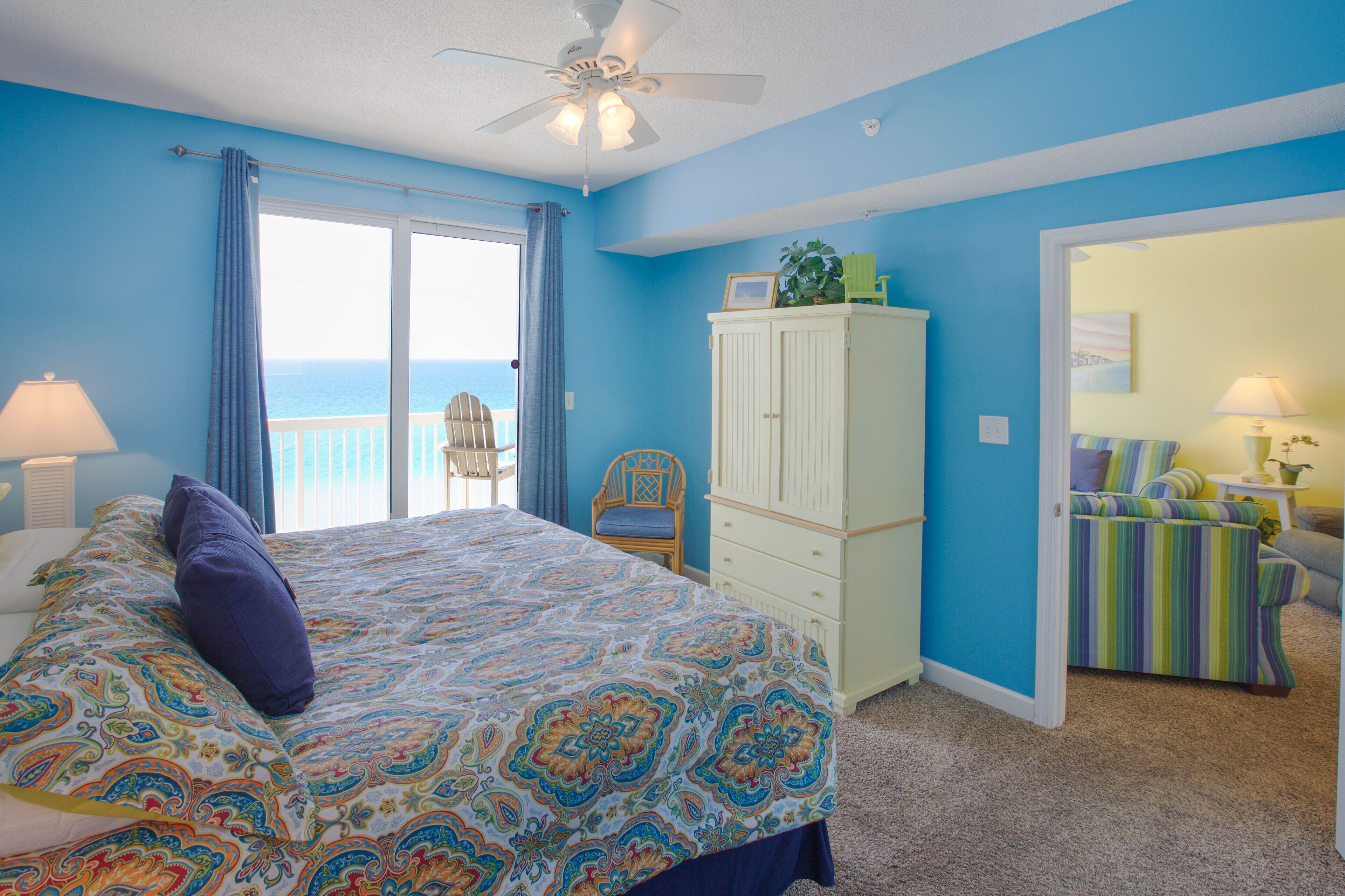 Beach Front Vacation!  Steps away from Schooners! Free Beach Chairs and WIFI!