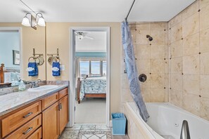 Bañera con ducha, toallas
