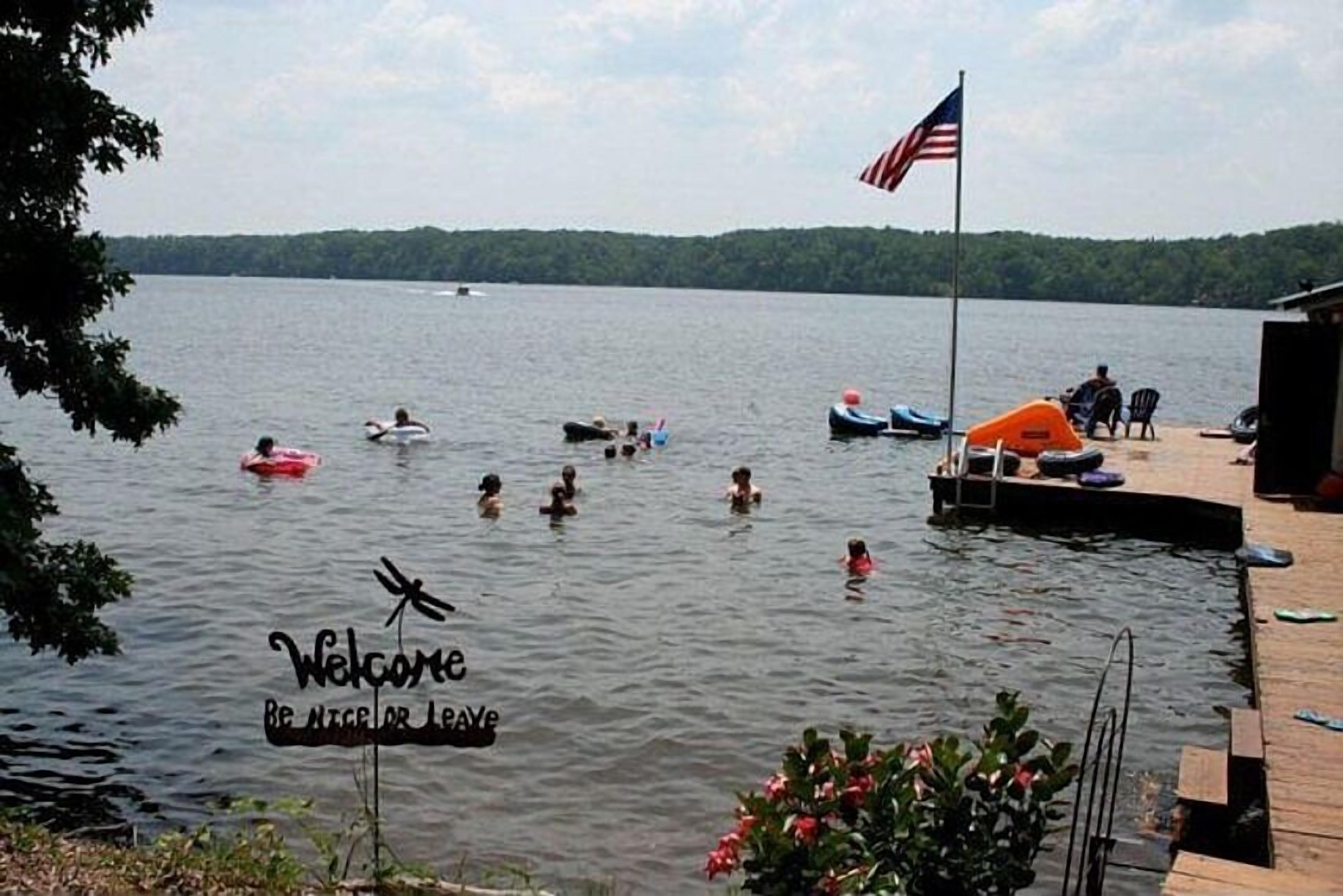 5 Bedroom Waterfront Lakehouse with Kid's Play Area, Canoes, Pool Table and Wifi