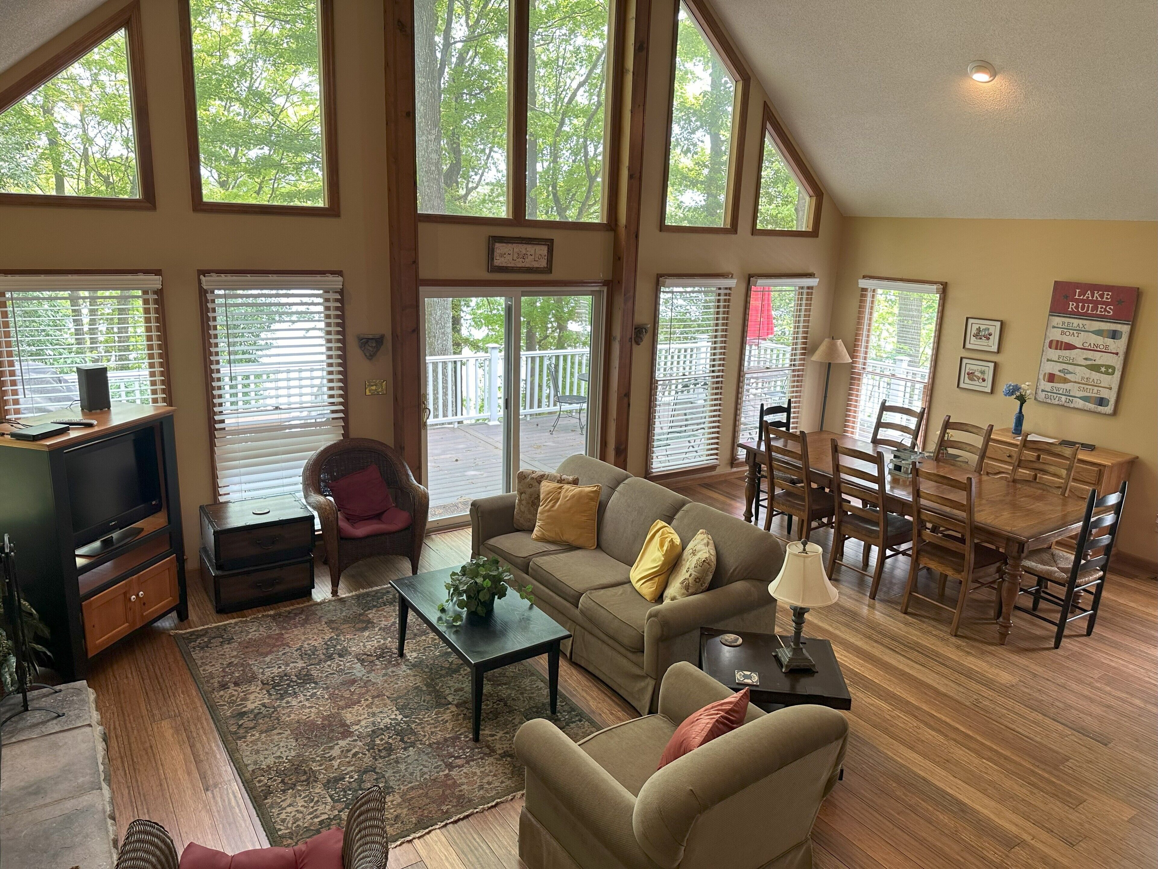 5 Bedroom Waterfront Lakehouse with Kid's Play Area, Canoes, Pool Table and Wifi