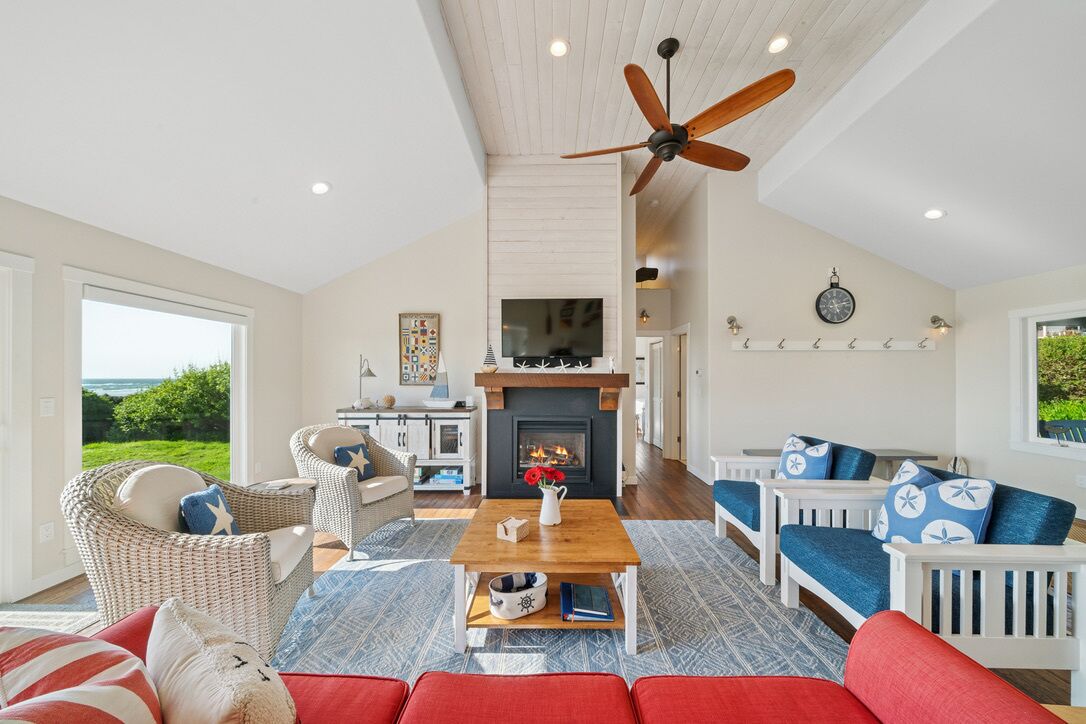 Smart-TV, peis, DVD-spiller og bøker