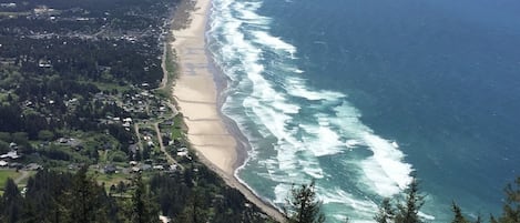 在海滩、沙滩椅、沙滩毛巾