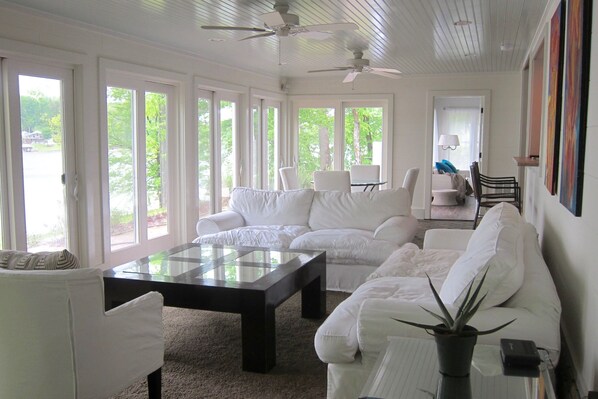 Smart TV, fireplace, books, stereo