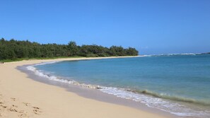 Perto da praia, espreguiçadeiras, toalhas de praia 