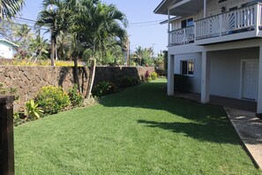 Property grounds - 3 Bedroom, Partial Ocean View, with A/C, Close to Hukilau Beach, 30 Day (Laie)