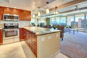 Refrigerador, microondas, horno y parrilla de estufa 