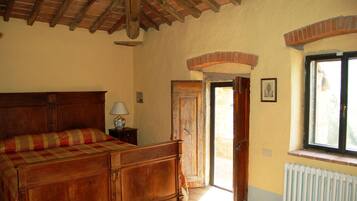 4 bedrooms, iron/ironing board, travel crib, free WiFi