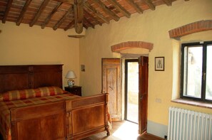 4 bedrooms, iron/ironing board, travel cot, WiFi - Historical Villa In Tuscany With Pool (Civitella in Val di Chiana (Arezzo))