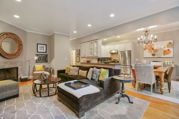 TV connectée, cheminée, jeux vidéo, lecteur de DVD