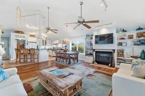 TV connectée, cheminée, table de tennis de table, livres