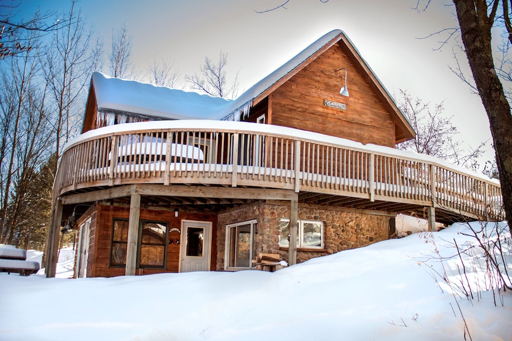 Enjoy views of the river with comfortable space for the whole family!