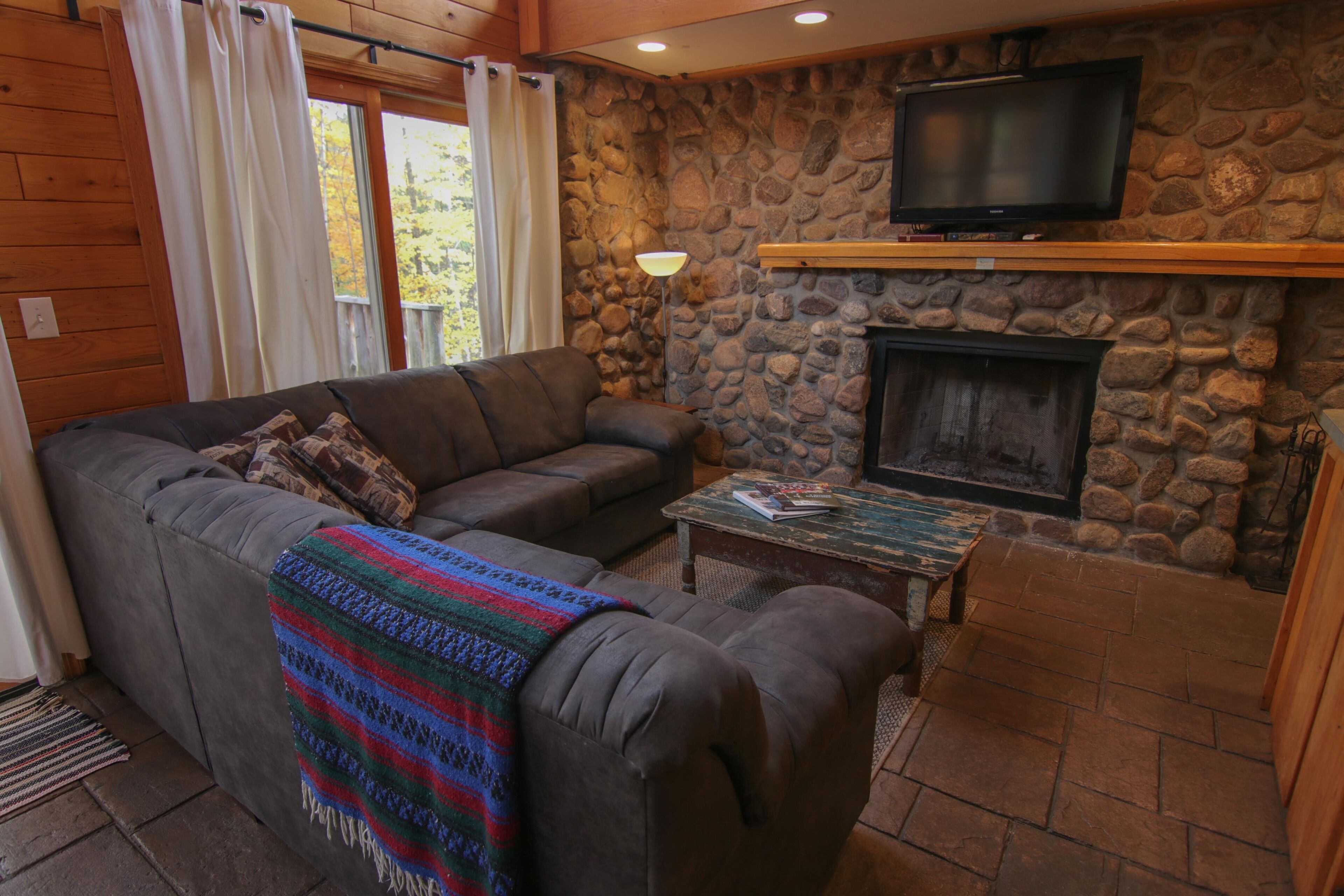 Enjoy views of the river with comfortable space for the whole family!