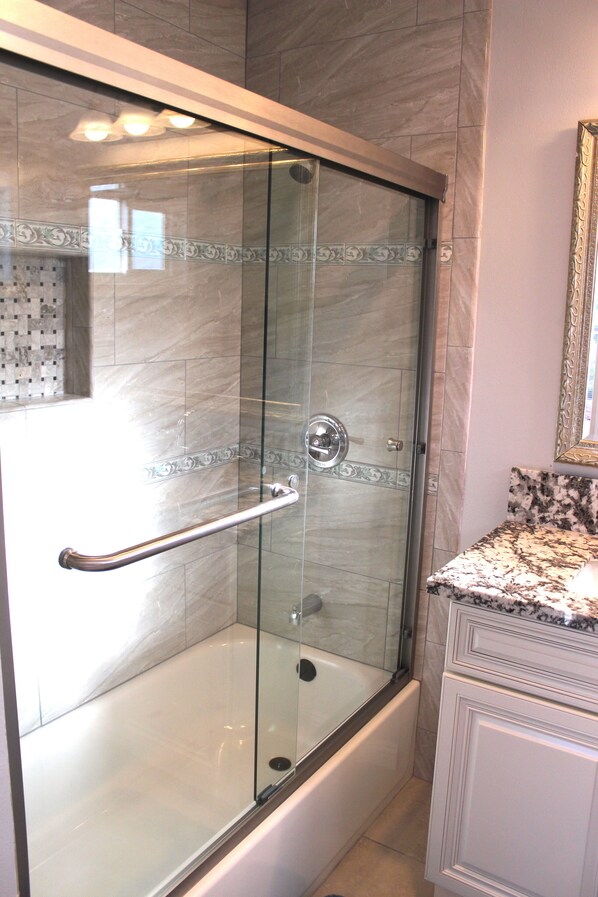 Hair dryer, towels - Vacation or executive rental in the heart of Orange County (Santa Ana)