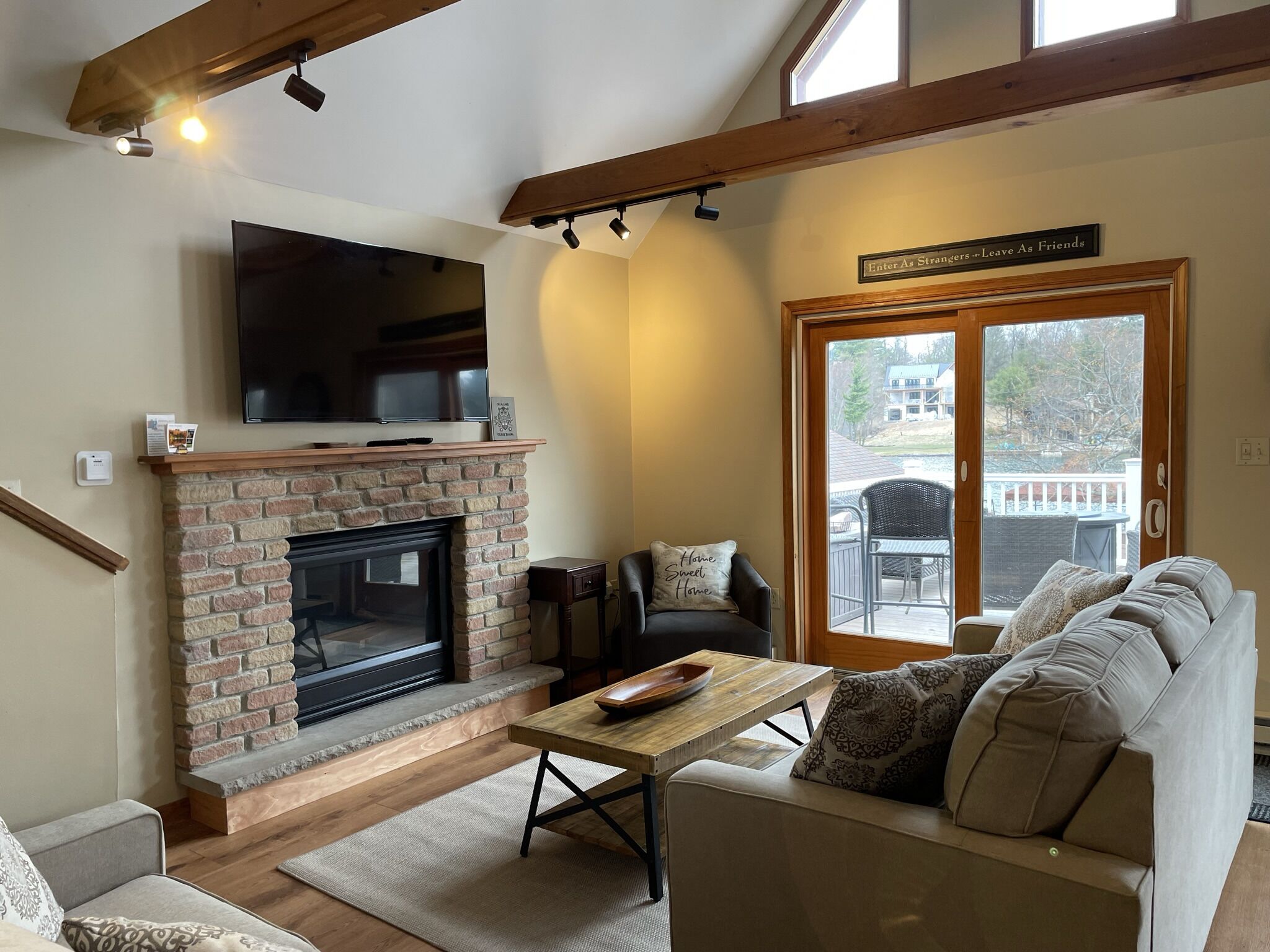 Waterfront, Lake Harmony  4+ bed, 2 bath house. Walk into lake from large yard