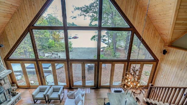 Une cabine spacieuse dotée d’une grande fenêtre centrale, d’un intérieur en bois et d’un coin salon confortable.