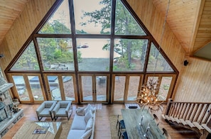 Smart TV, fireplace, books, music library - Lake Muskoka Executive Cottage  (Port Carling)