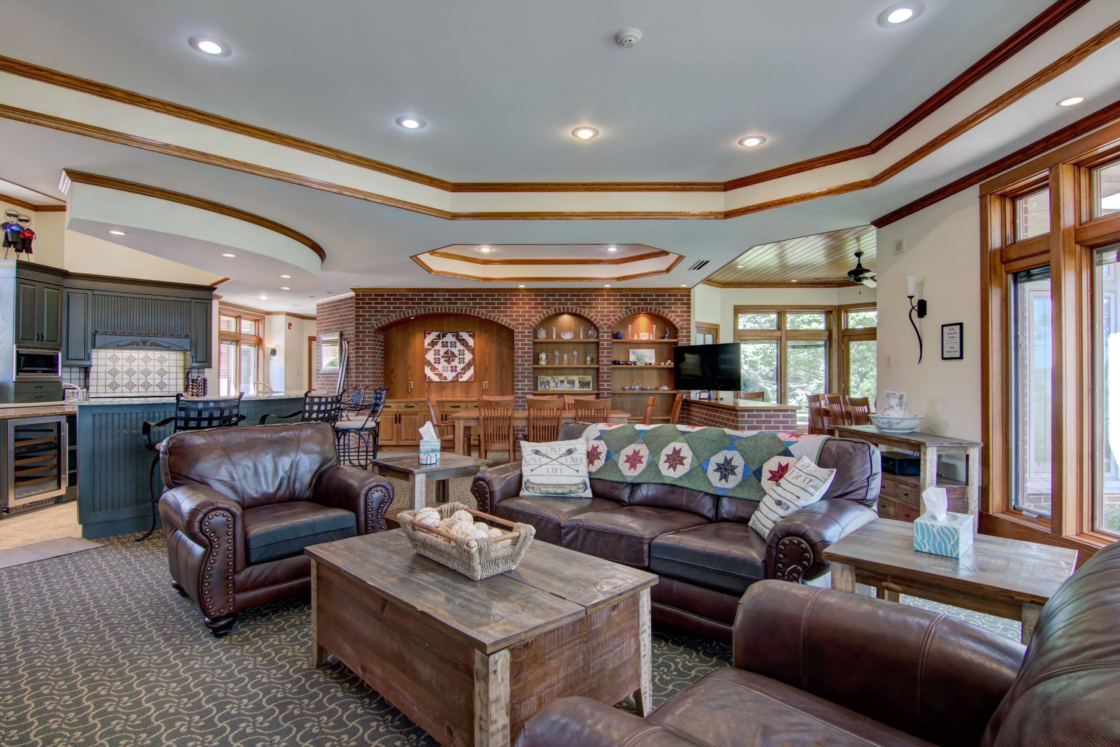 Smart TV, chimenea, reproductor de DVD y futbolito 