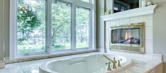 Mansion on Lake Tainter. Sleeps 20-28 guests. Jacuzzi tub,private en-suite rooms