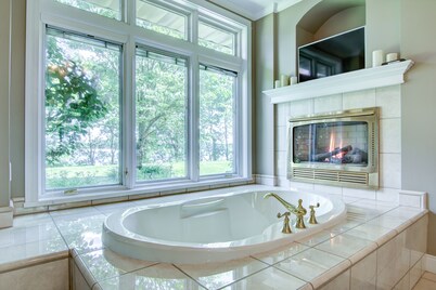 Mansion on Lake Tainter. Sleeps 20-28 guests. Jacuzzi tub,private en-suite rooms