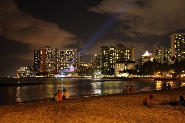 Plage à proximité, chaises longues, serviettes de plage