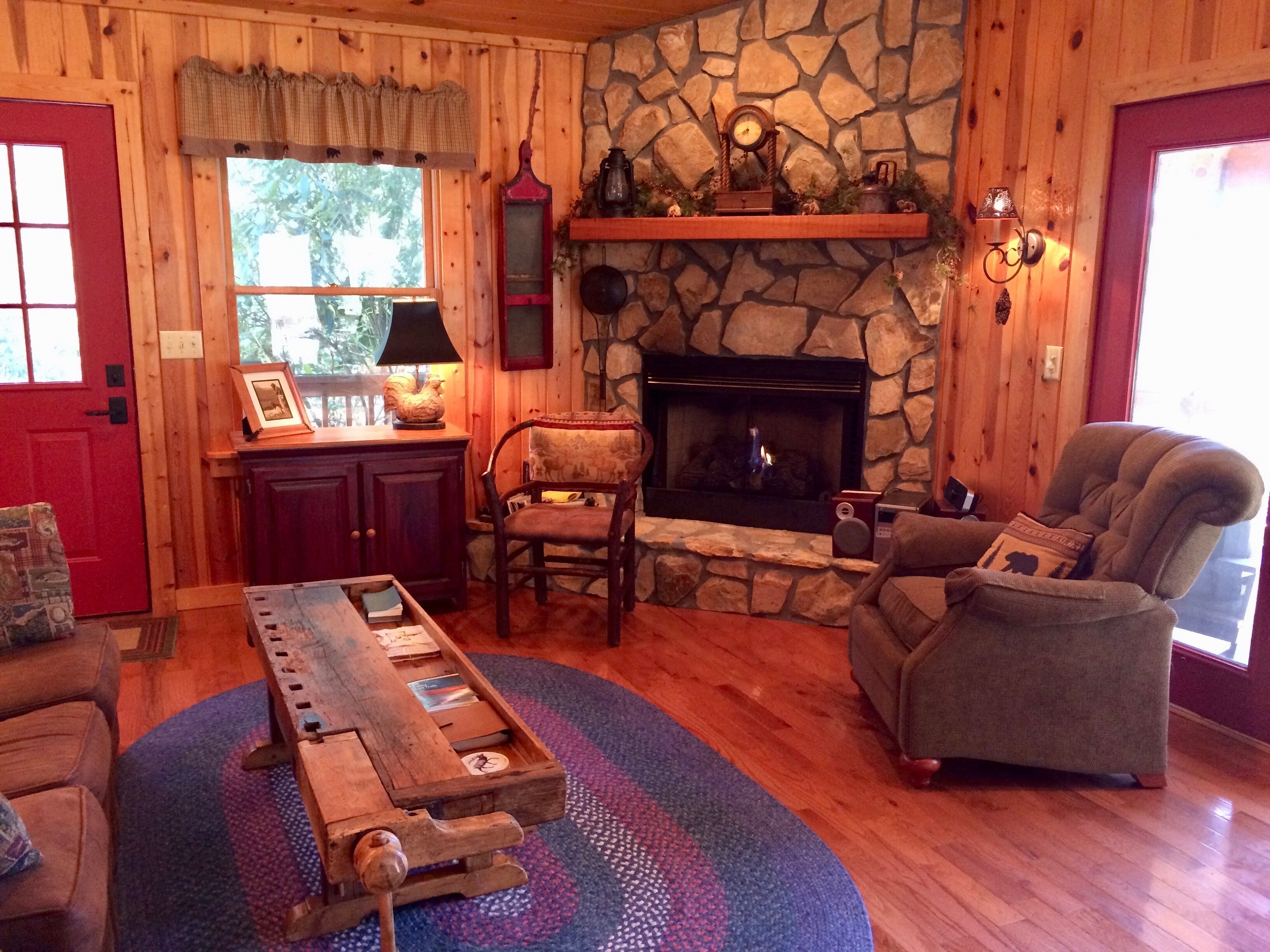 Charming Private Getaway Nestled in Trees; Close to Town!