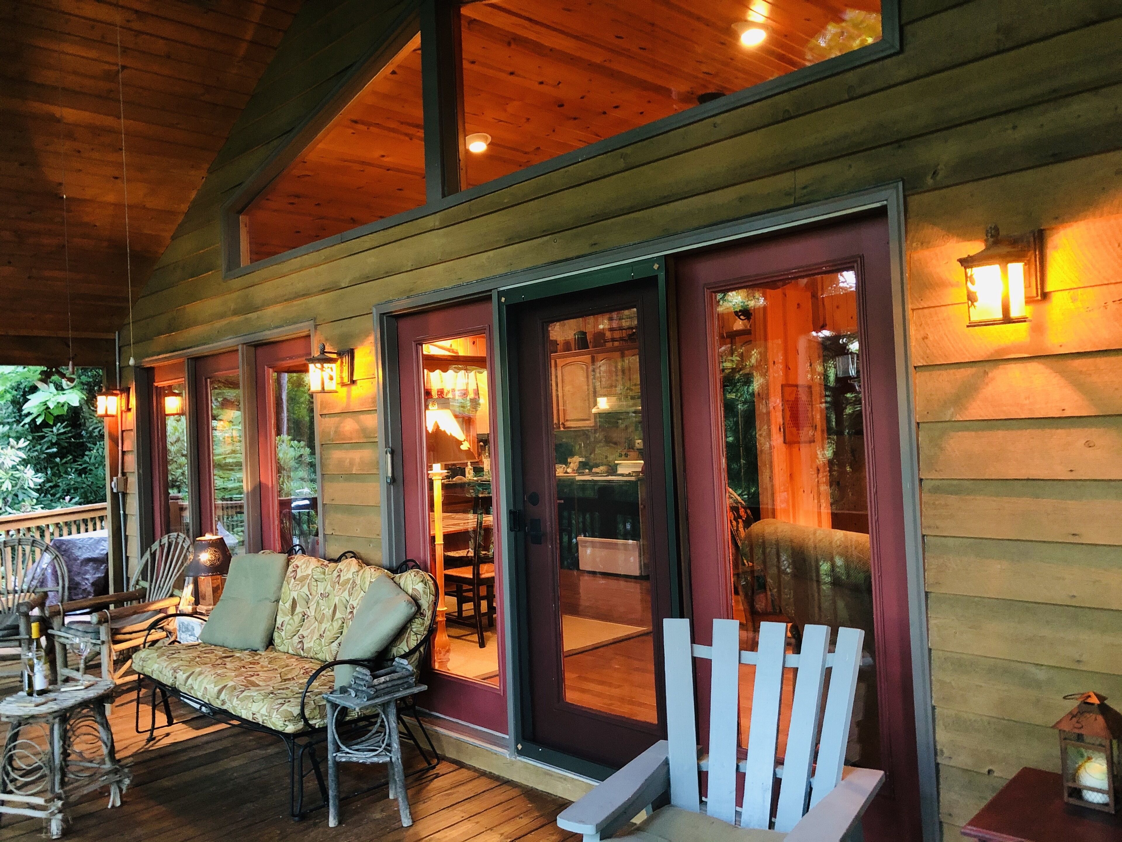 Charming Private Getaway Nestled in Trees; Close to Town!