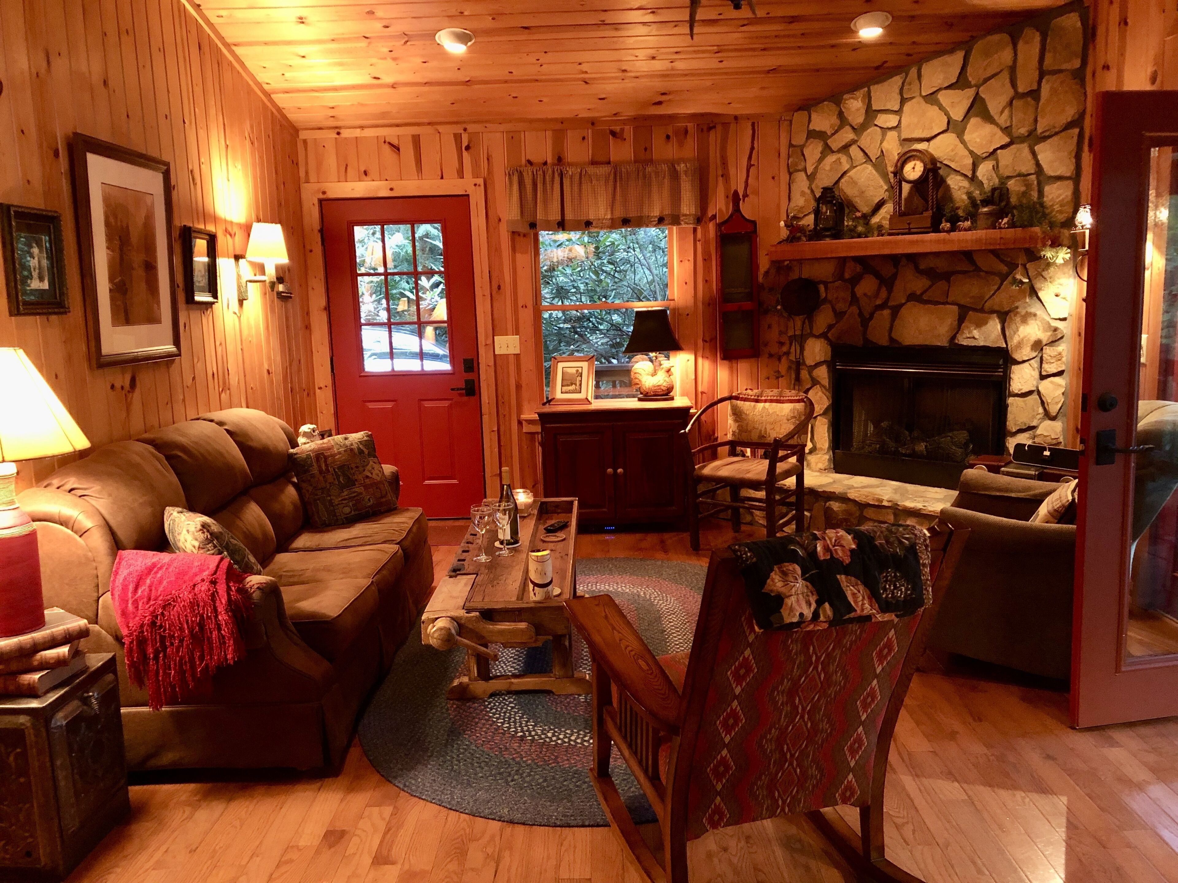 Charming Private Getaway Nestled in Trees; Close to Town!