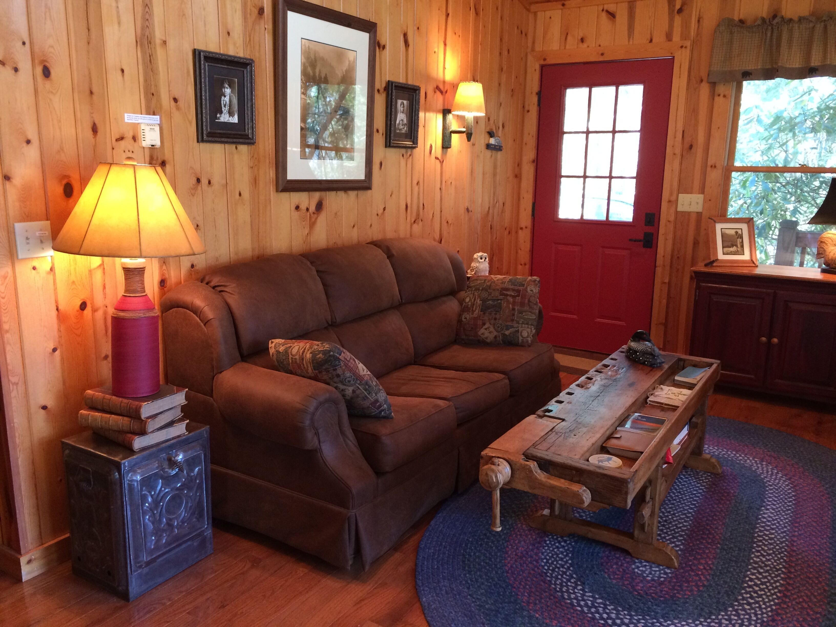 Charming Private Getaway Nestled in Trees; Close to Town!