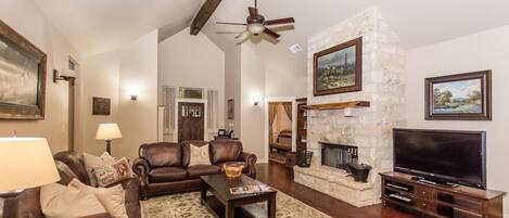 Televisión, chimenea, reproductor de DVD