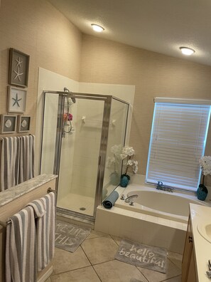 Combined shower/bathtub, hair dryer, towels, soap