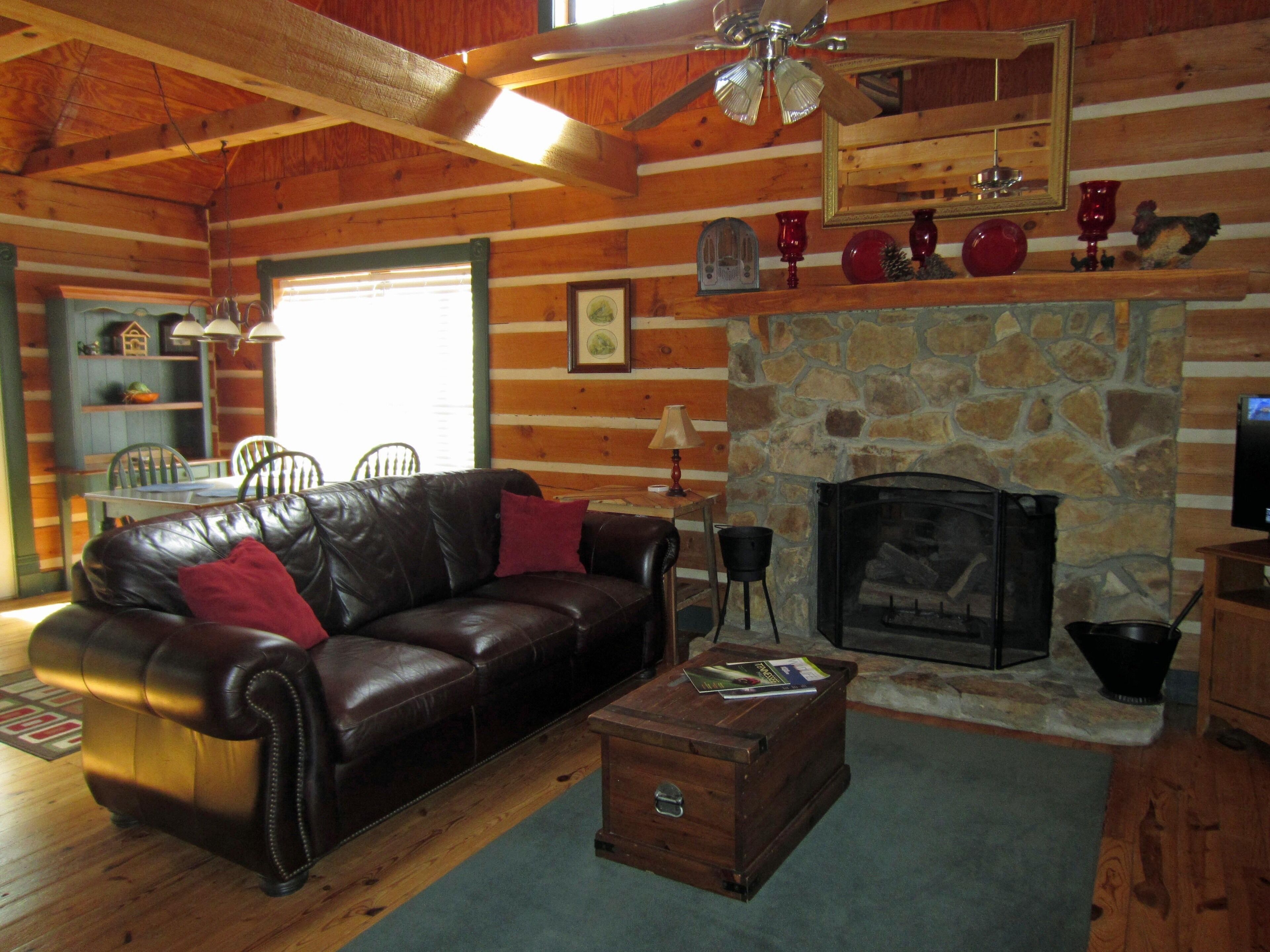 Private cabin in the woods with a Hot Tub! 5min to Park