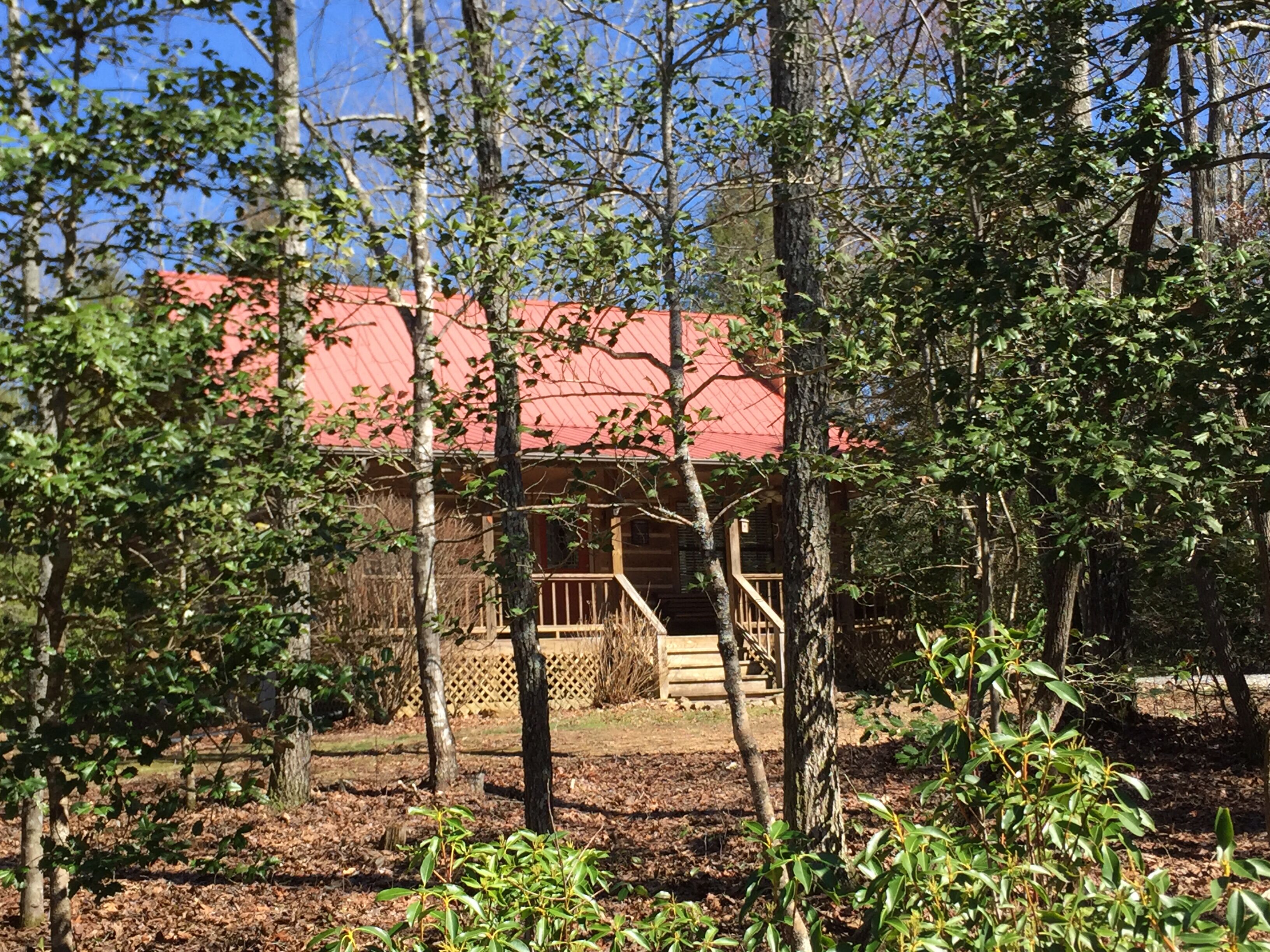 Private cabin in the woods with a Hot Tub! 5min to Park