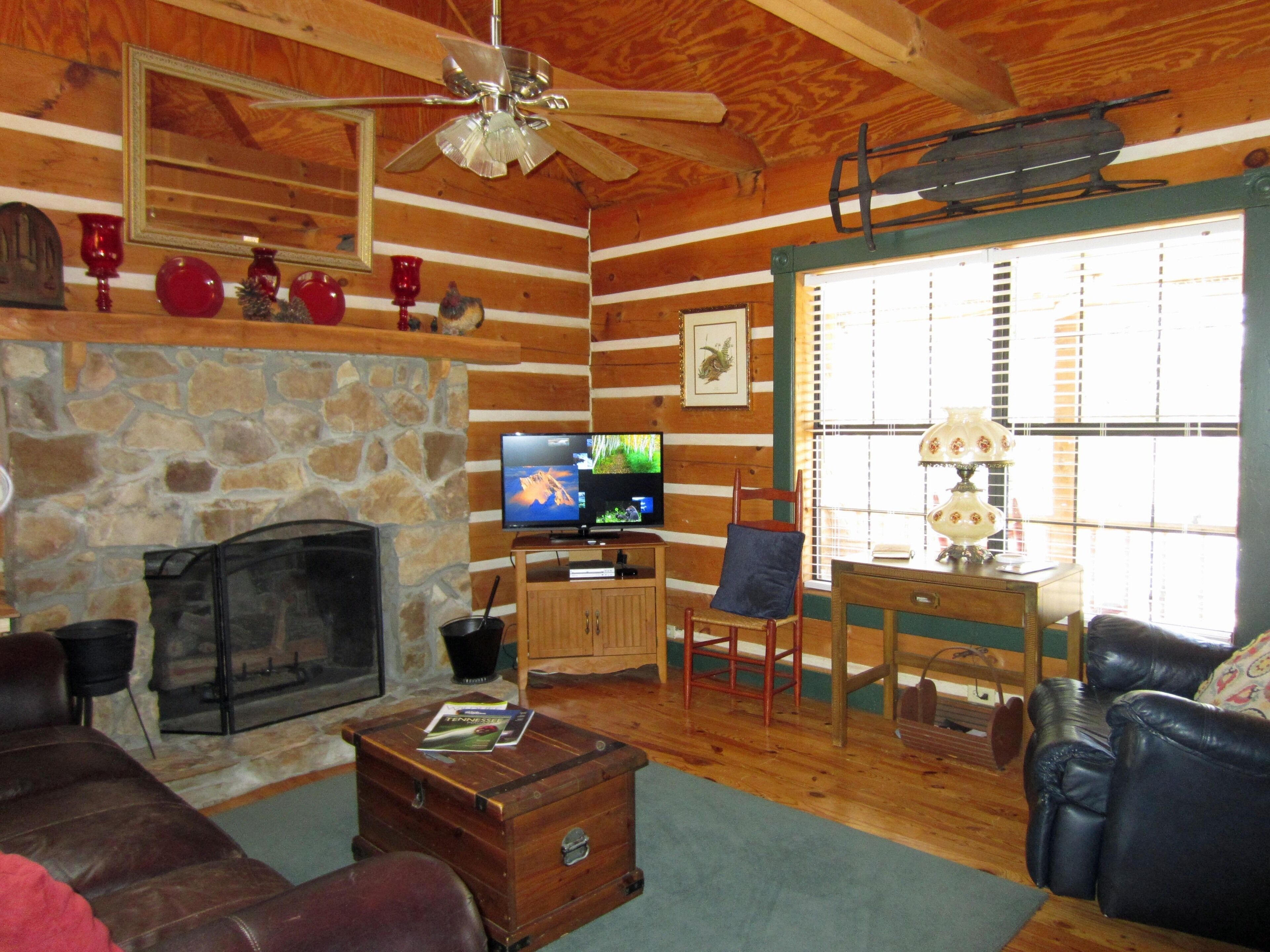 Private cabin in the woods with a Hot Tub! 5min to Park