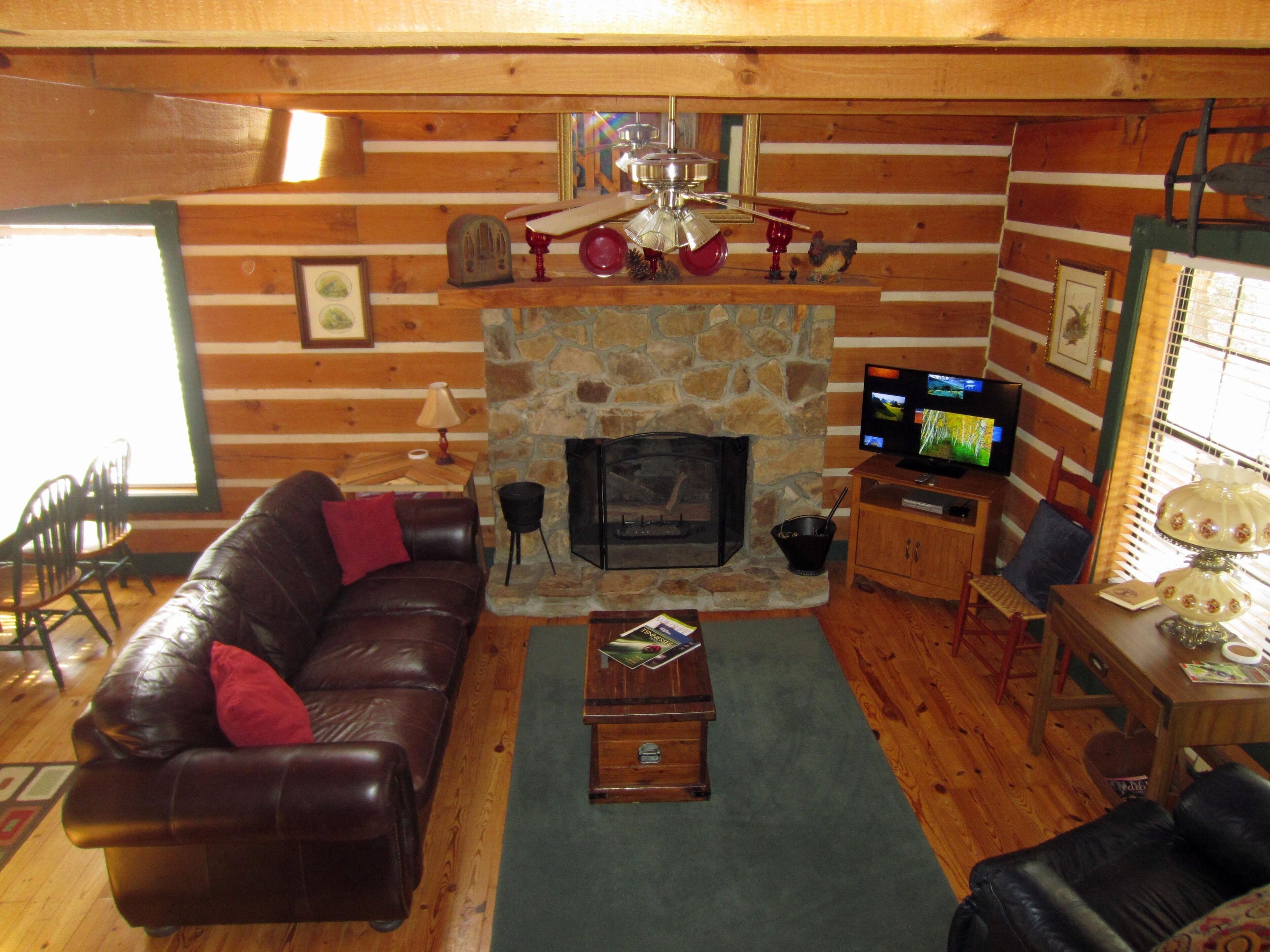 Private cabin in the woods with a Hot Tub! 5min to Park
