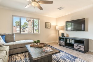 Smart TV, caminetto, libri