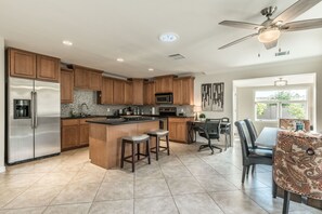 Frigorifero, microonde, forno, piano cottura