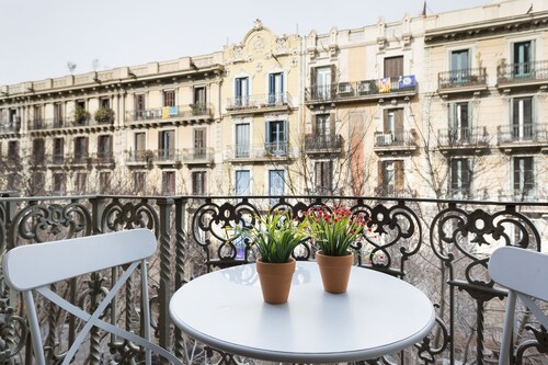 Professionally Decorated Balcony Apartment, free luggage storage service.