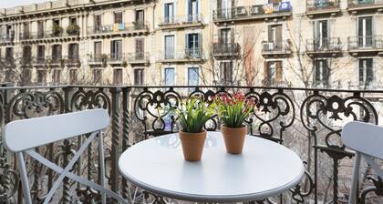 Professionally Decorated Balcony Apartment, free luggage storage service.