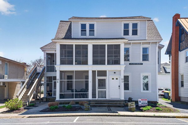 Un bâtiment à deux étages doté d’un porche, d’un escalier et d’une enseigne indiquant « Atlantic-Delaware ».