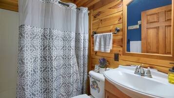 Combined shower/bathtub, towels
