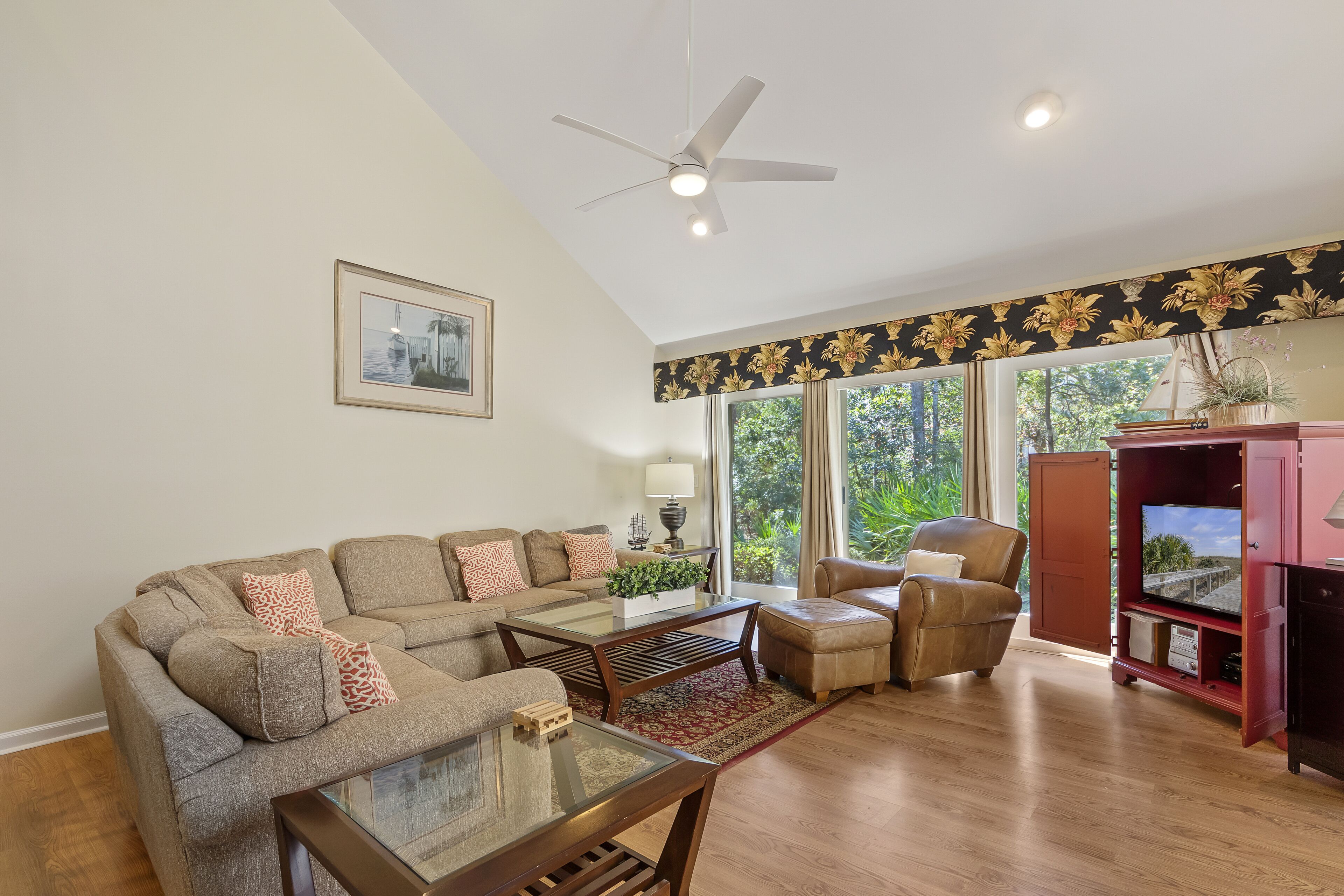 Tv, dvd-afspiller, bøger, stereoanlæg