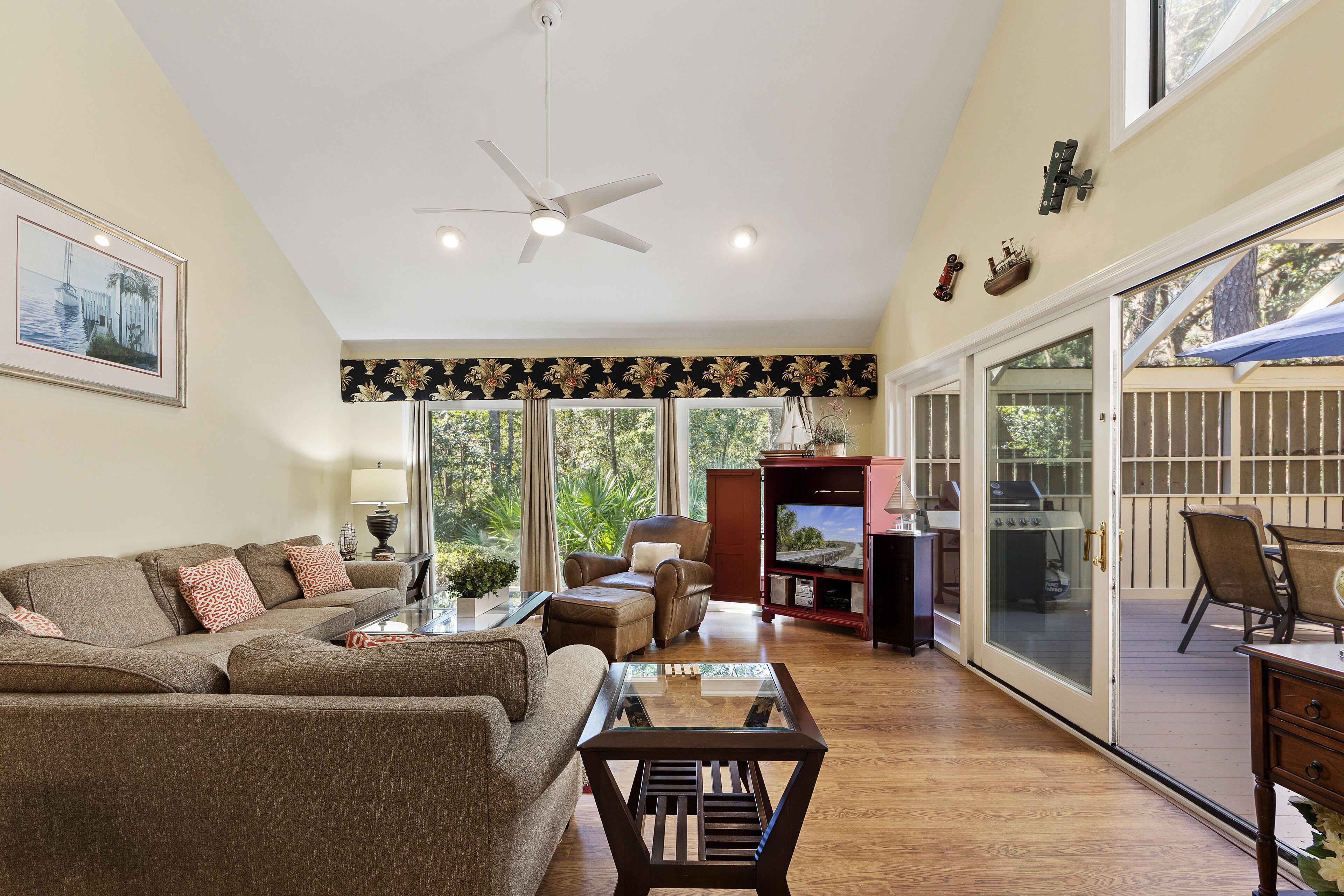 Tv, dvd-afspiller, bøger, stereoanlæg