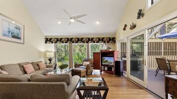 Tv, dvd-afspiller, bøger, stereoanlæg