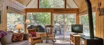 Icicle Riverhaus-Cozy Riverfront Cabin Leavenworth