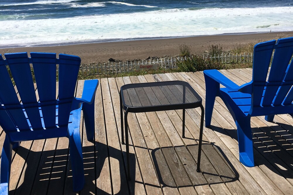 Oceanfront Remodeled Gleneden home, Great location, Amazing Views, Fireplace.