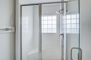 Combined shower/bathtub, towels - Dreamer's View - Oceanfront, 5 BD, 4 BA, Private Hot Tub, Community Pool (North Topsail Beach)