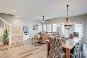 Interior - Dreamer's View - Oceanfront, 5 BD, 4 BA, Private Hot Tub, Community Pool (North Topsail Beach)