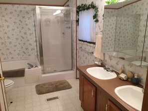 Ensemble douche/baignoire, sèche-cheveux, serviettes fournies, savon