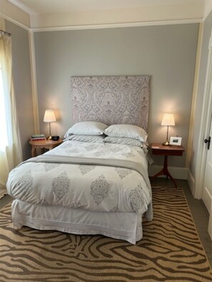 2 عدّة غرف نوم ومكتب ومكواة/لوح كي وسرير سفر