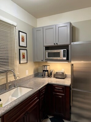 ثلاجة، ميكروويف، فرن، موقد طهي مسطح